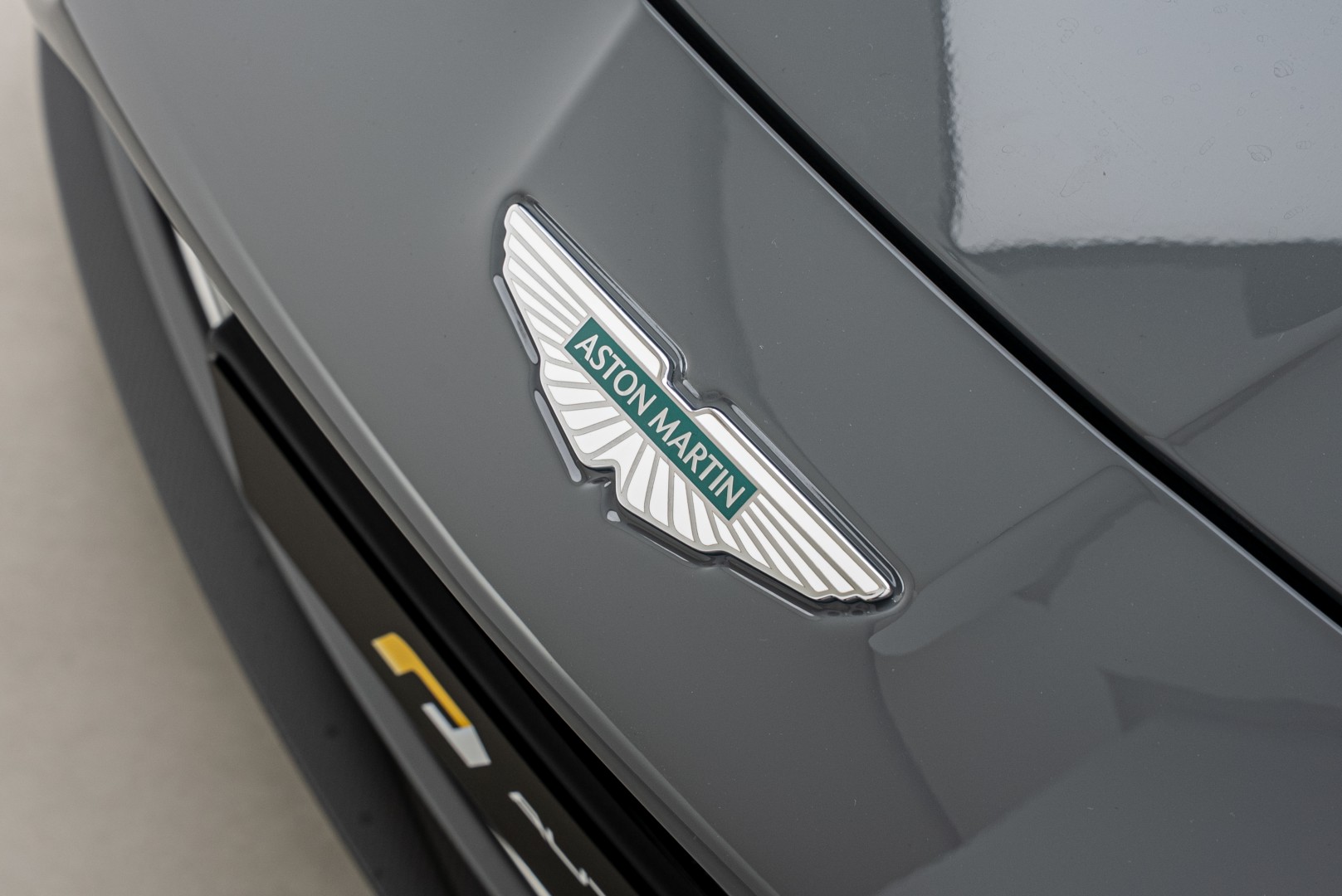 2025 ASTON MARTIN VANQUISH. FULL CARBON.
